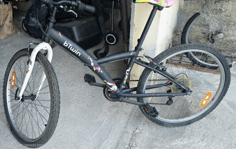 Bicicleta preta.