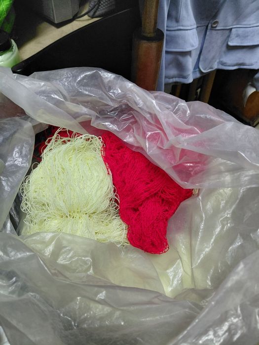 Miadas de fio amarelo e 1 vermelha