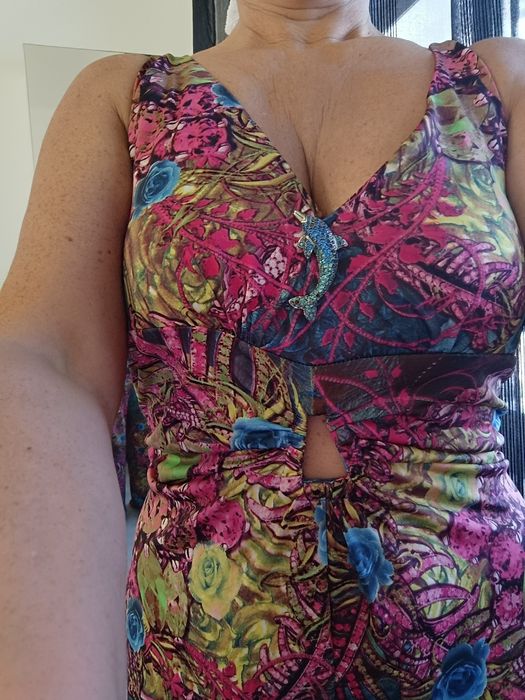 Macacão colorido e decotado de verão. Muito fresco. Usado