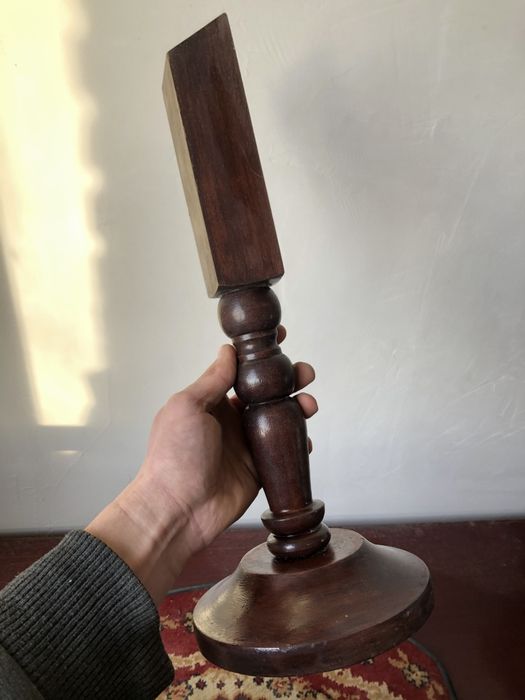 Сходи з червоного дерева