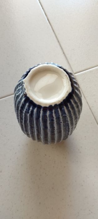 Jarra em cerâmica azul escuro