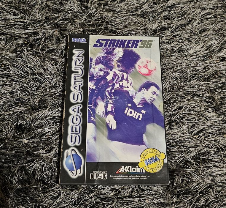 Sega Saturn com caixa