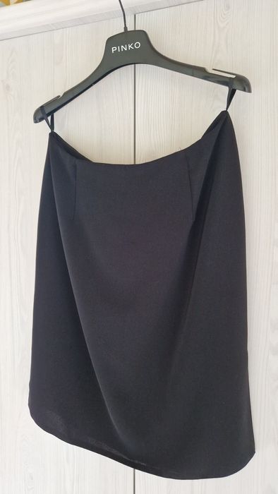 Prosta czarna spódnica przed kolano