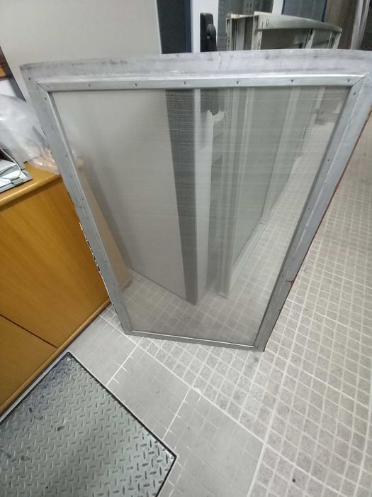 Estrutura com 2 janelas de correr em aluminio com vidro