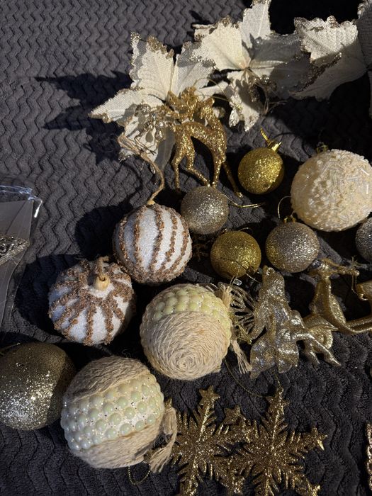 Набір новорічних іграшок у золотому та білому кольорах