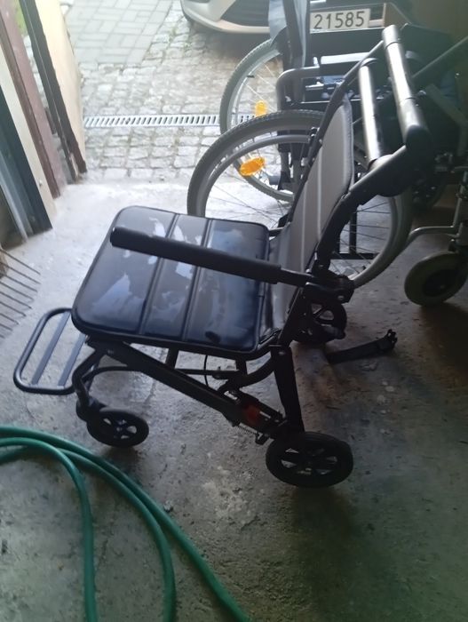 Wózek inwalidzki do transportu bardzo lekki i szybko się składa