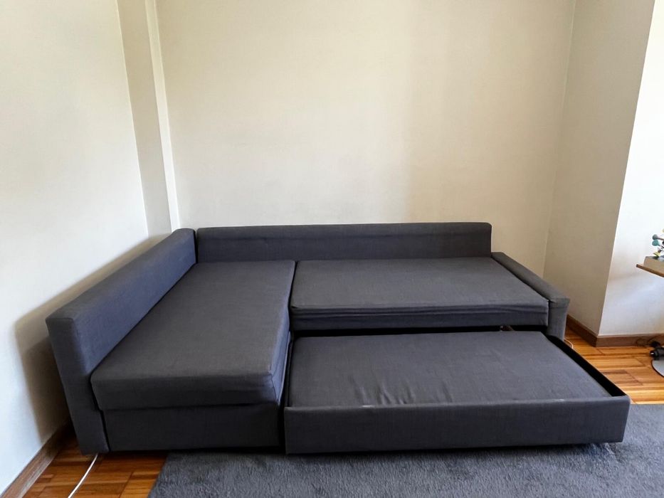 Sofá cama com baú.