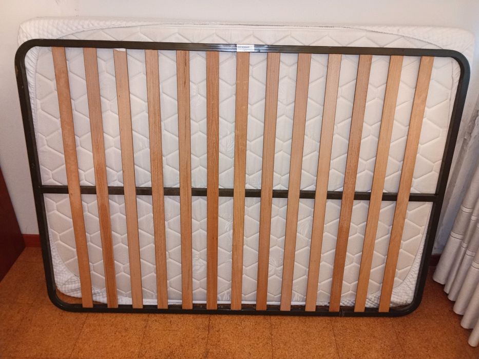 Estrado metálico mais colchão para cama de casal em exemplar estado de