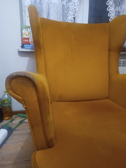 Fotel uszak z podnóżnikiem kolor musztardowy