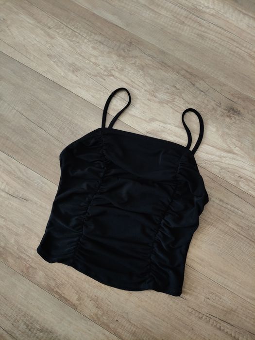 Czarny marszczony crop top