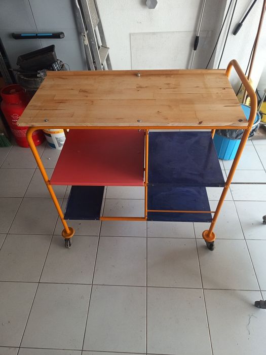 2 mesas apoio,  oferta 6 caixas arrumação e 4 cestos em ferro