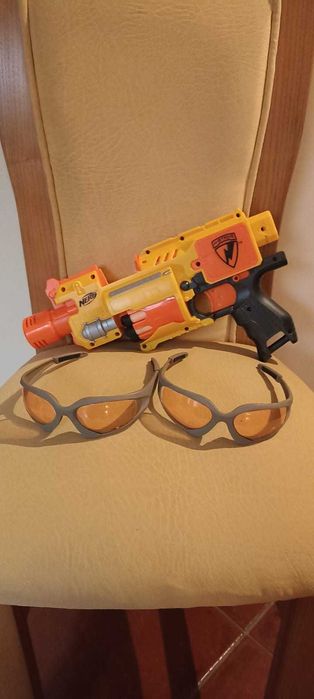 Pistola Nerf e óculos proteção