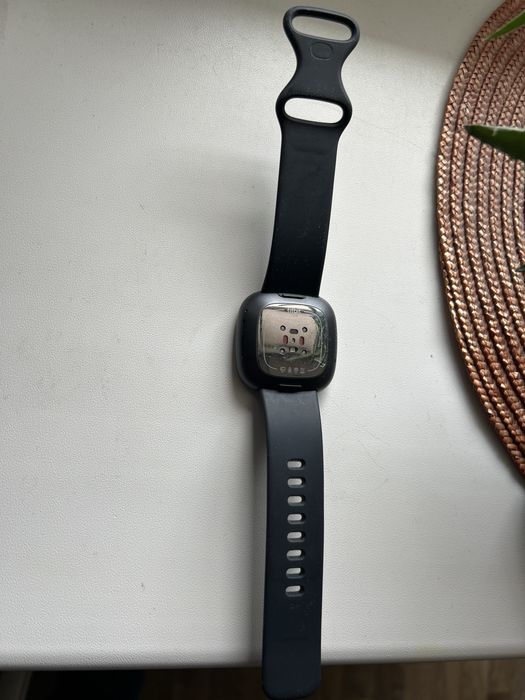 Zegarek Fitbit Versa 3 – uszkodzony ekran, ładowarka w zestawie
