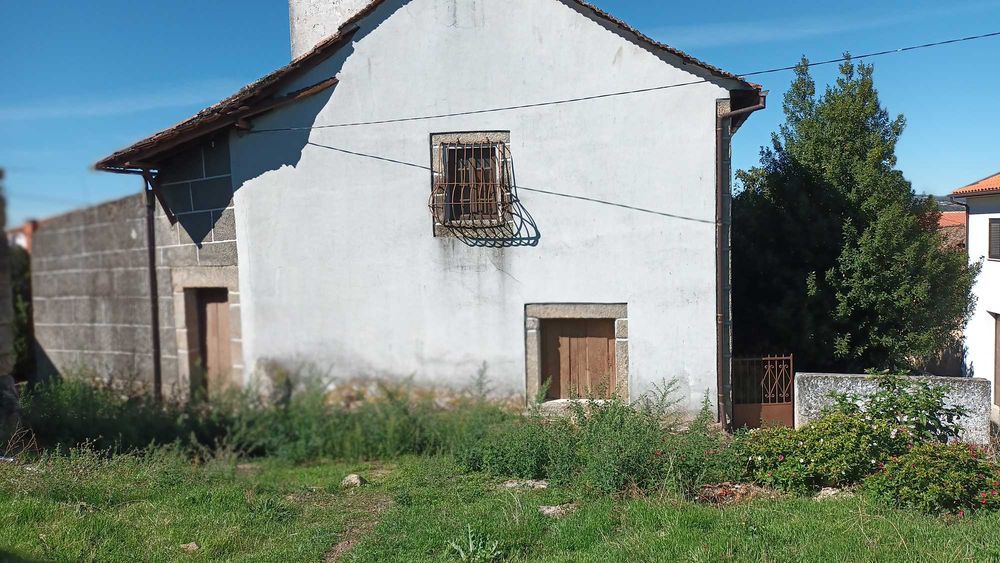 Vende-se moradia no centro de Rebordelo (Bragança)