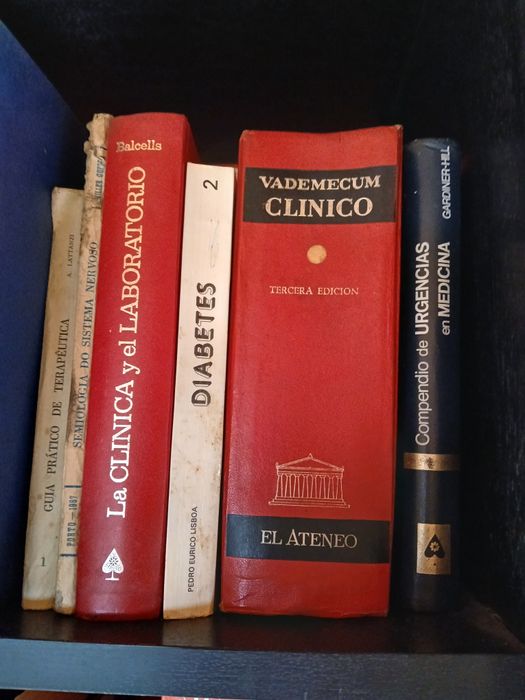Varios livros antigos de medicina