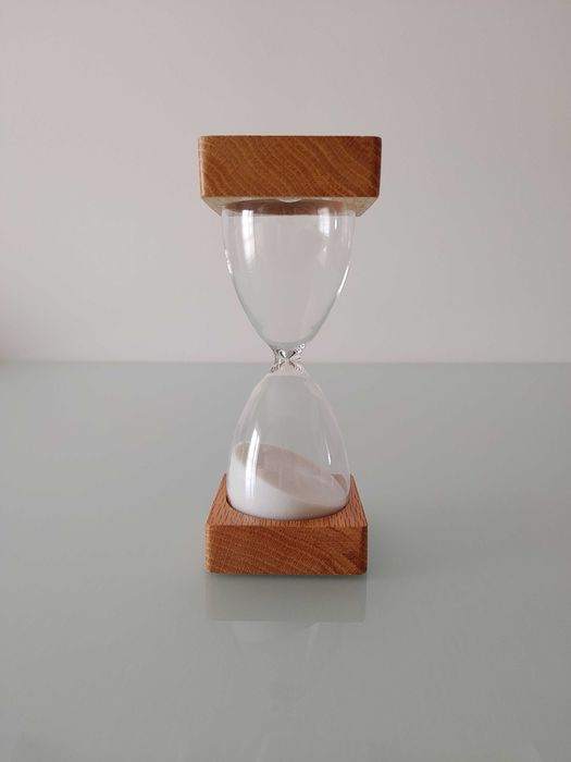 Ampulheta vidro e madeira, com areia cor branca