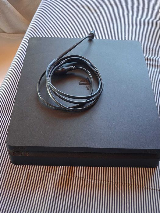 PS4 Slim 1 TB + jogos + comandos