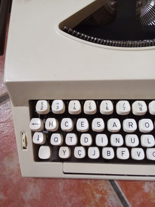 Vendo maquina de escrever OLIVA