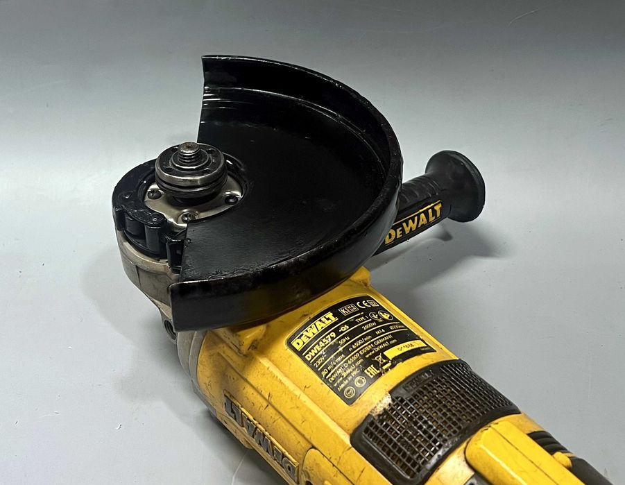 DEWALT DWE4579-QS – szlifierka kątowa 230 mm / 2600 W