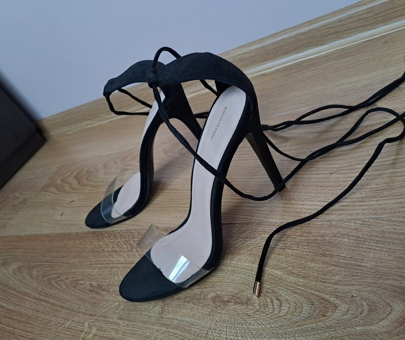 Женские черные босоножки на каблуке с завязками