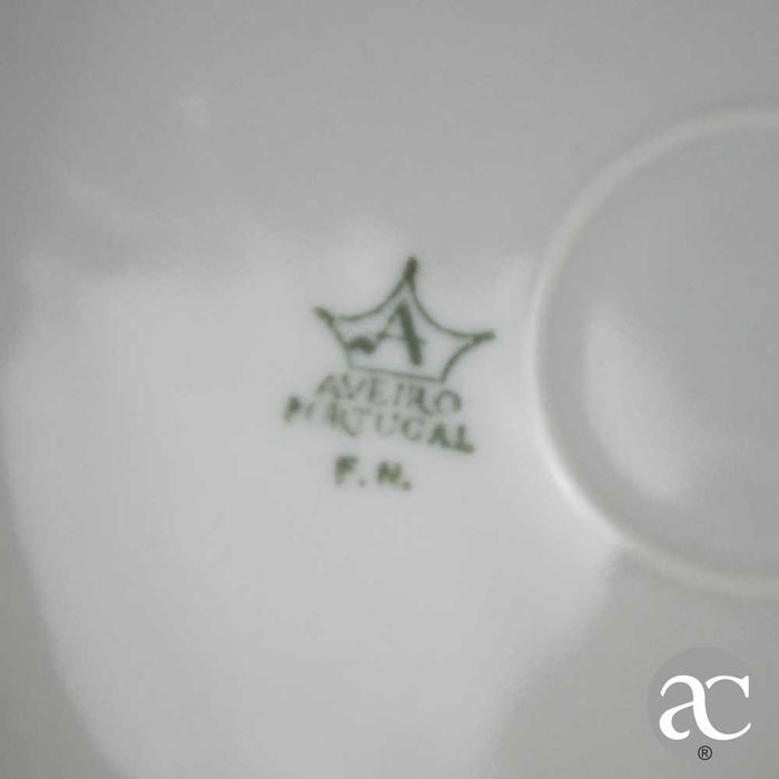Par pratos, porcelana Artibus, flores, bordo em relevo e friso dourado