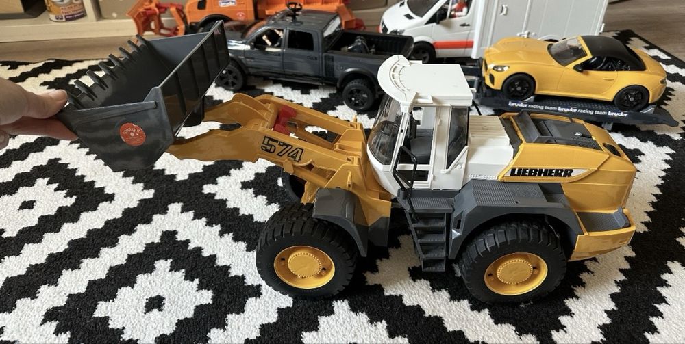 Машинки bruder швидка допомога, пожежна машина