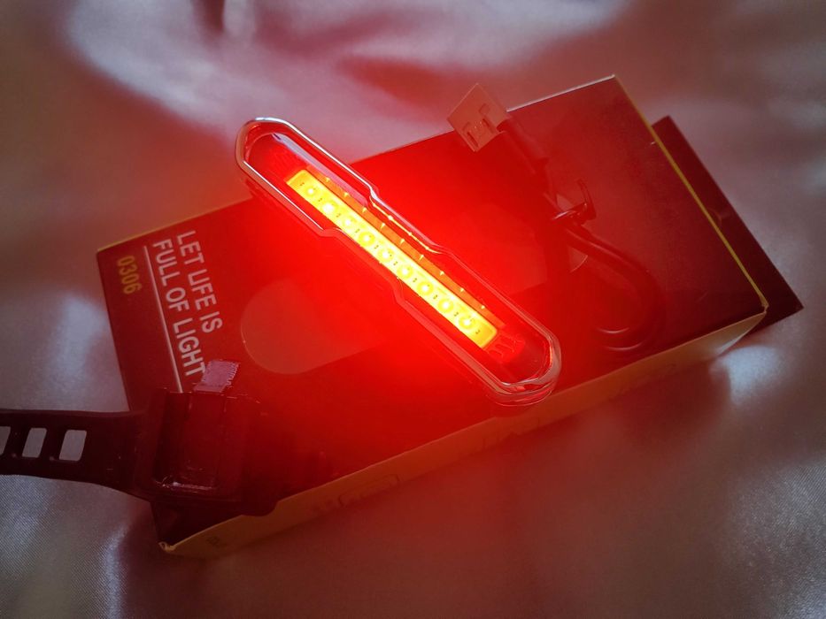 Задняя вело фара ZH-1808 с ярким красно-синим свечением