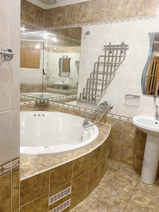 Продам квартиру Святошинська площа 1. метро Житомирська