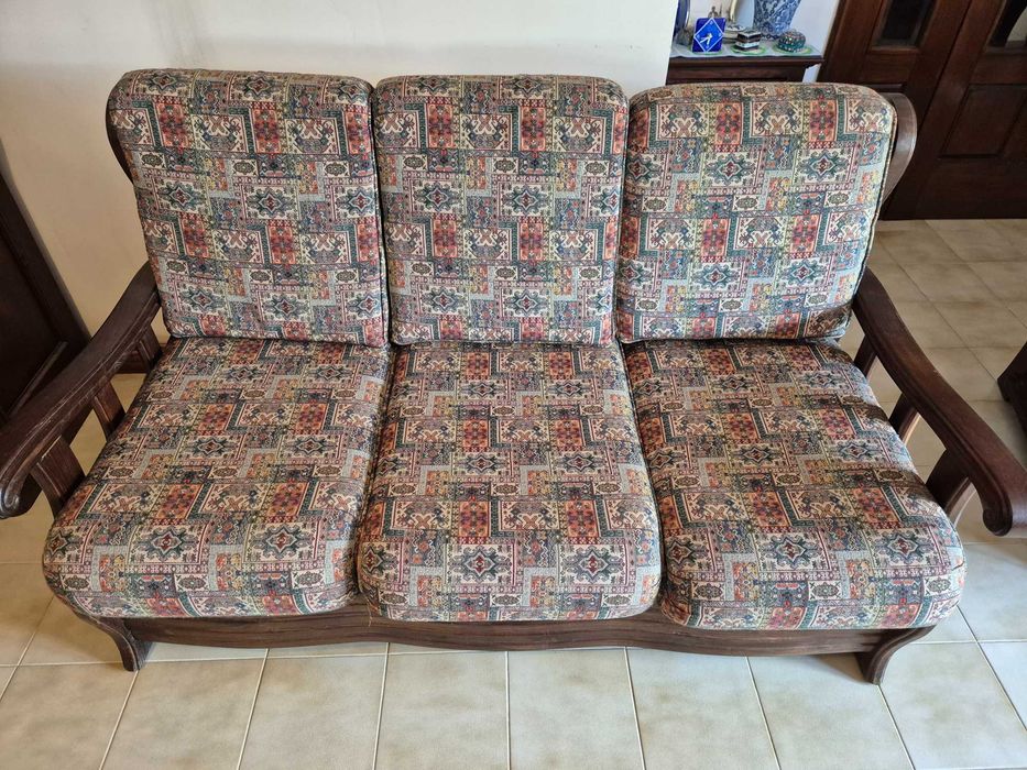 Sofás vintage com madeira em bom estado
