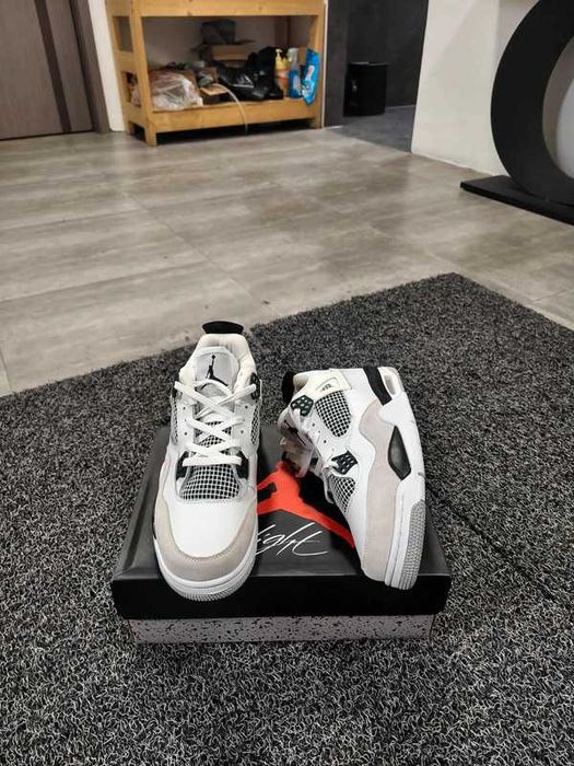 Jordan_4_Retro_Military_black R.40