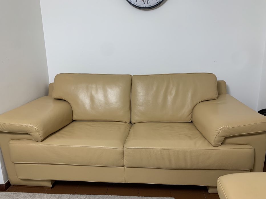 Vendo sofa 2 lugares de estar em pele.