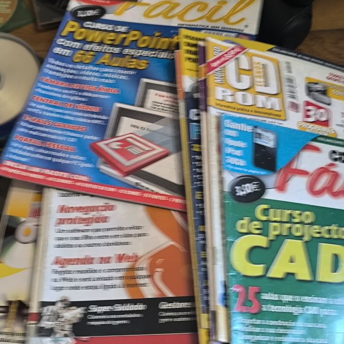 Monitor Samsung e cds de informática  as respetivas revistas