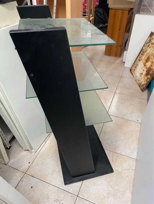 Móvel com prateleiras vidro