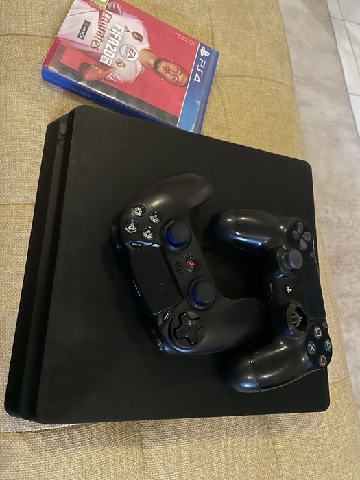 Ps4 com dois comandos e um jogo