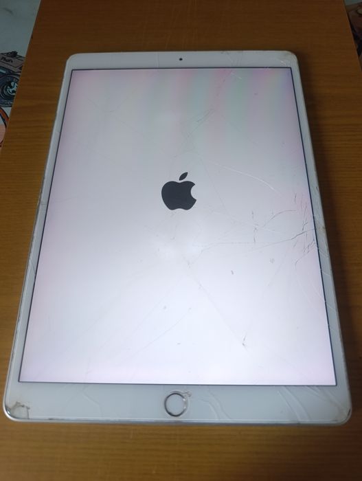 Ipad A2123 11,4 (7 покоління).64 ГБ.  Битий сенсор, заблокований.