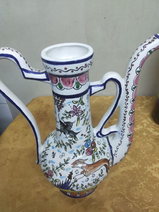 Uma jarra antiga pintada a mão