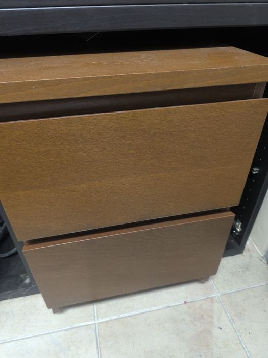 Cama casal com mesas de cabeceira