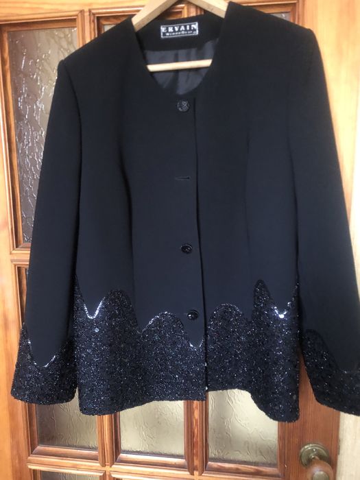 Красивый женский пиджак  хорошего качества с вышивкой