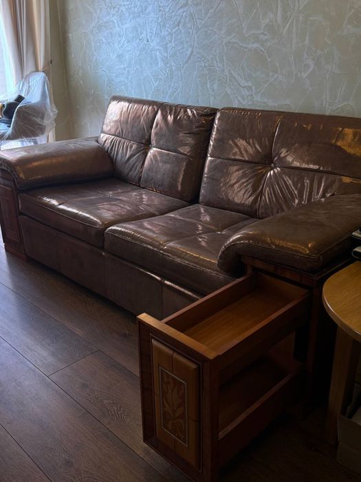 Диван для кабінету або вітальні