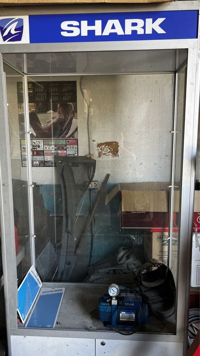 Витрина стеклянная с полками и подсветкой