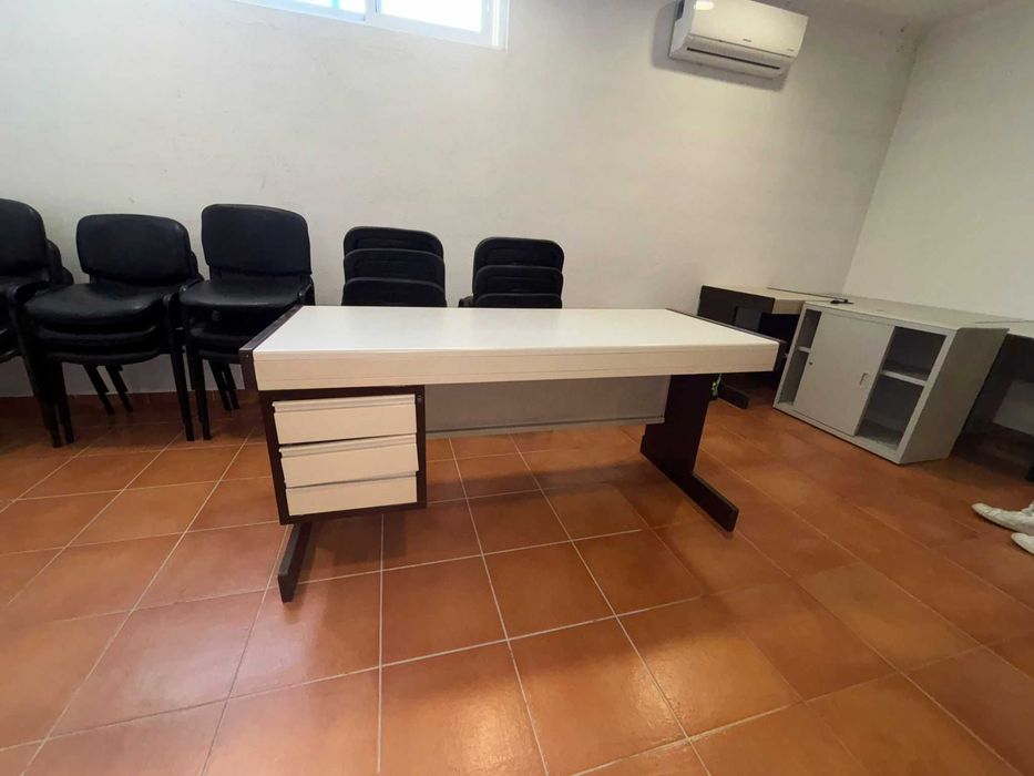 Lote de 3 Secretárias de Escritório com Gavetas – Robusta e Funcional