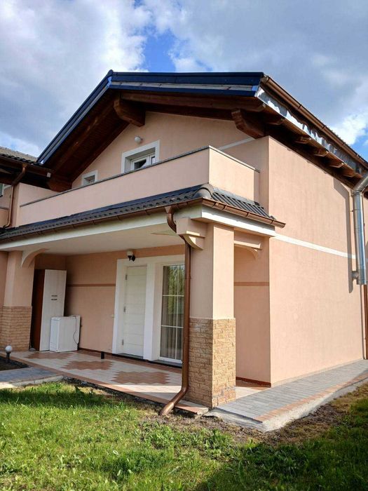 У продажу якісно побудований таунхаус в італійському стилі.