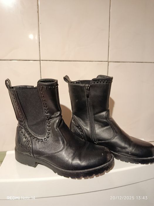 Casacos e calçado de mulher