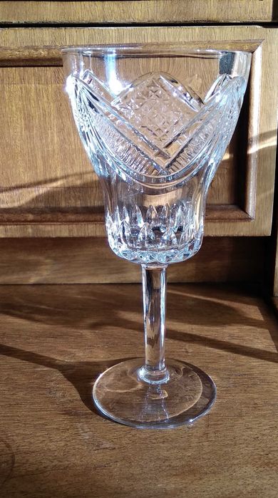 Фужеры, рюмки, ваза хрустальные.