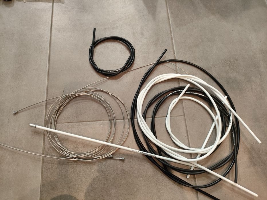 Zbiór części rowerowych: sztyce, hamulce, pedały, akcesoria