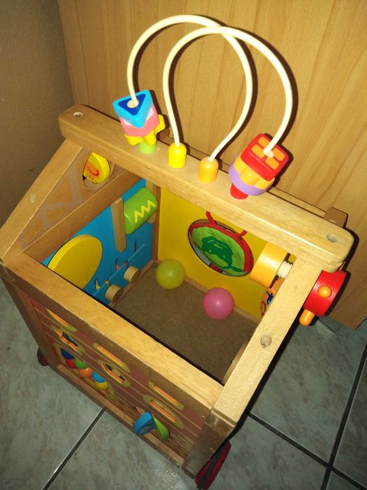 Domek drewniany kostka edukacyjna na kółkach