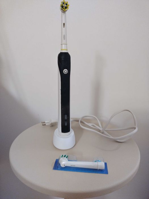 Szczoteczka elektryczna Oral-B z końcówkami