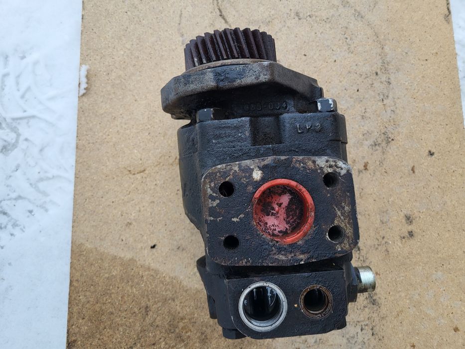 Sprzedam pompę oleju do Manitou 628 MLT.