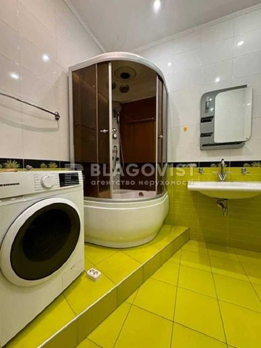 Без% Коновальця 32 б, велика квартира, два рівні