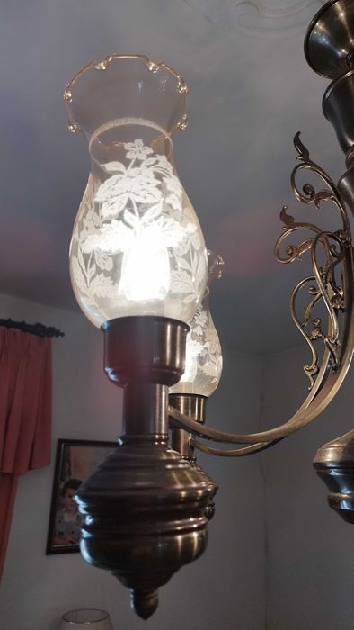 Candeeiro antigo com 5 abajur/tulipas com rara decoração gravada